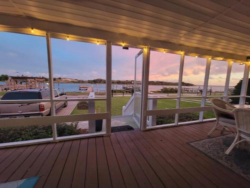 Waterfront, dock, Hot tub, kayaks, King Bedroom with amazing views, RELAXATION, 2 miles to the beach in Cedar Point (NC)