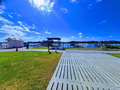 Waterfront, dock, Hot tub, kayaks, King Bedroom with amazing views, RELAXATION, 2 miles to the beach