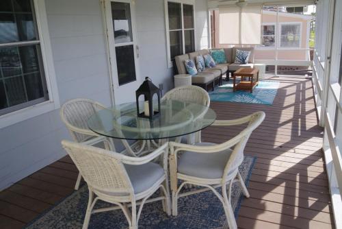 Waterfront, dock, Hot tub, kayaks, King Bedroom with amazing views, RELAXATION, 2 miles to the beach in Cedar Point (NC)