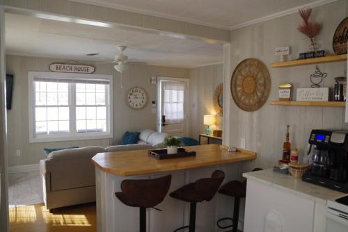 Waterfront, dock, Hot tub, kayaks, King Bedroom with amazing views, RELAXATION, 2 miles to the beach in Cedar Point (NC)