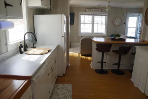Waterfront, dock, Hot tub, kayaks, King Bedroom with amazing views, RELAXATION, 2 miles to the beach in Cedar Point (NC)
