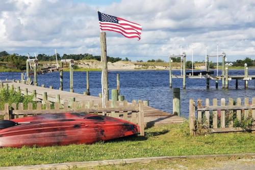 Dock House, Close to Camp Lejeune, water access, DOCK, king bed