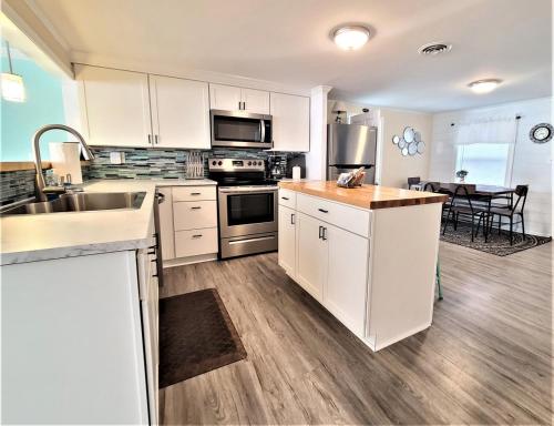 Dock House, Close to Camp Lejeune, water access, DOCK, king bed in Cedar Point (NC)