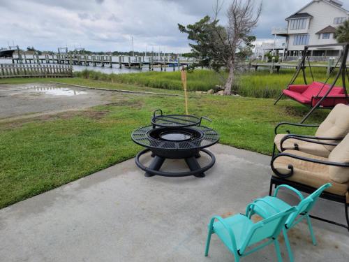 Dock House, Close to Camp Lejeune, water access, DOCK, king bed