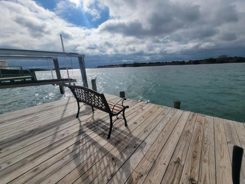 Dock House, Close to Camp Lejeune, water access, DOCK, king bed in Cedar Point (NC)