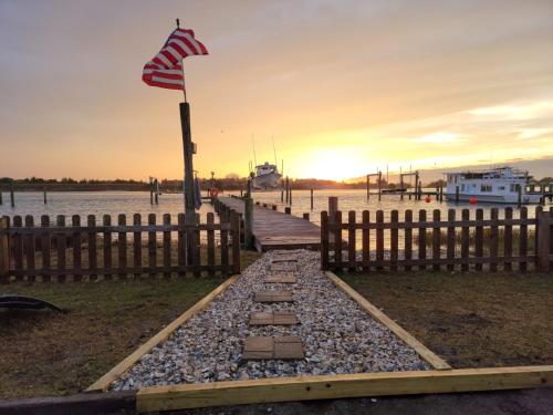 Dock House, Close to Camp Lejeune, water access, DOCK, king bed