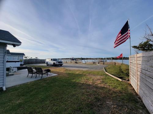 Dock House, Close to Camp Lejeune, water access, DOCK, king bed in Cedar Point (NC)