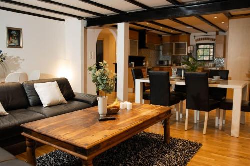 Historical Malt Factory Apartment, 6 Bedrooms, sleeps 12 , Hot Tub