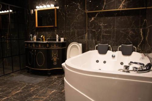 Hot tub, Historical Malt Factory Apartment, 6 Bedrooms, sleeps 12 , Hot Tub in Planteringen