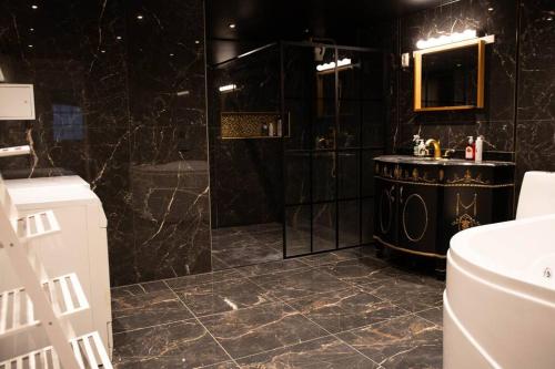 Bathroom, Historical Malt Factory Apartment, 6 Bedrooms, sleeps 12 , Hot Tub in Planteringen