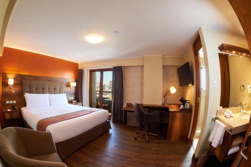 King Room with Balcony image 3