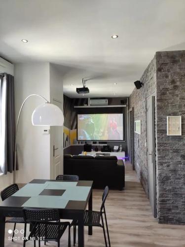 Appartement moderne Home Cinema - Location saisonnière - Reims