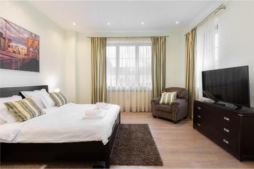 Double Room with Garden View image 3