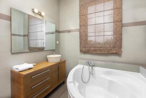 Double Room with Garden View image 6