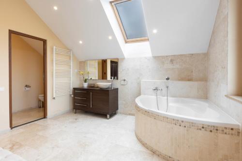 Double Room with Mountain View image 3