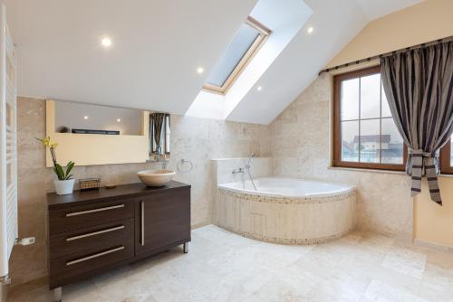 Double Room with Mountain View image 2