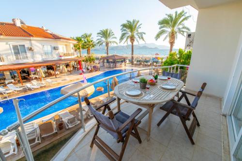 Sunset Beach Club Aqualettings Dolphin 4 – khách sạn tại Calis Plaji