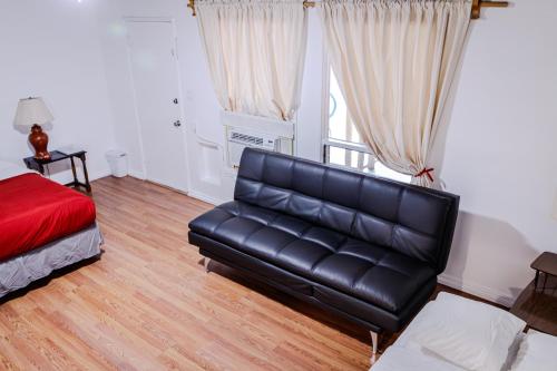 Triple Room with Pool View image 3