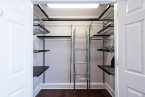 Luxe Louisville Condo~King BR~Near YUM Center in Louisville, USA
