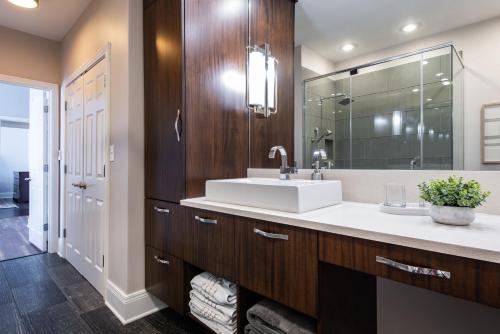 Luxe Louisville Condo~King BR~Near YUM Center in Louisville, USA