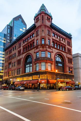 Luxe Louisville Condo~King BR~Near YUM Center in Louisville, USA