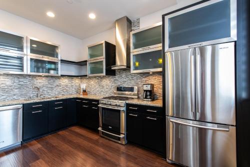 Luxe Louisville Condo~King BR~Near YUM Center in Louisville, USA