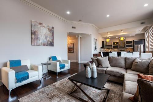 Luxe Louisville Condo~King BR~Near YUM Center in Louisville, USA