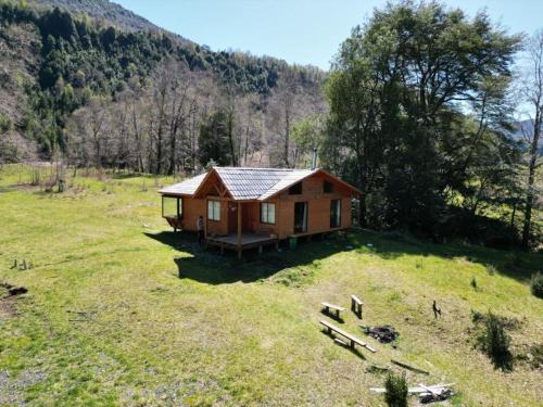 Cabaña a orilla del río Liucura