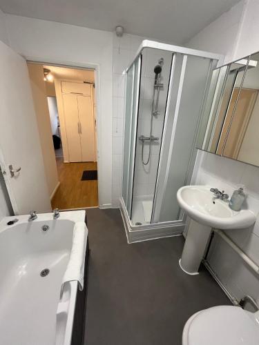 Душ, St Denys 2 bedroom flat, Convenient location next to station, Great for contractors in Portswood