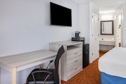 Days Inn & Suites by Wyndham Colonial - image 6