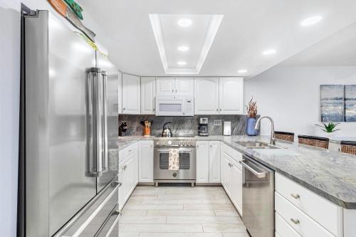 Escape to Beach Oasis! New Management! Updated Beachside Condo with Heated Pool!, Clearwater Beach (foto 9)