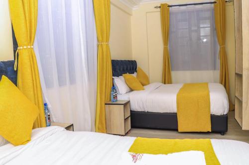 2 queen beds, 1 sofa bed
