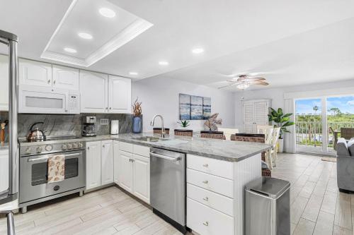 Escape to Beach Oasis! New Management! Updated Beachside Condo with Heated Pool!, Clearwater Beach (foto 10)