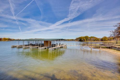 Waterfront Kerens Cabin Dock Access, Pet Friendly in Kerens, USA