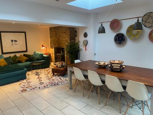 Beautiful London Victorian House, Sleeps 12 - London