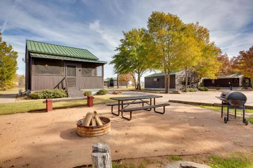 Cozy Kerens Cabin with Community Pier Pet Friendly! in Kerens, Vereinigte Staaten von Amerika
