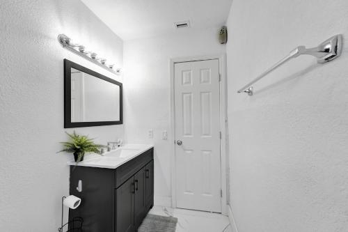 Newly renovated/Near Sunny isles beach/fre-parking in North Miami Beach, USA