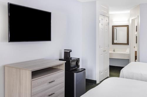 Days Inn & Suites by Wyndham Colonial - image 13