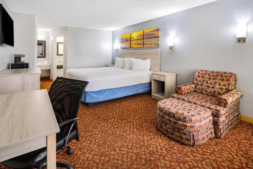 Days Inn & Suites by Wyndham Colonial