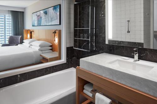 Delta Hotels by Marriott Toronto image 37