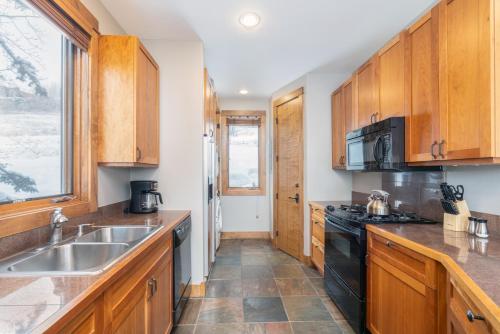 Apartment with Mountain View image 9