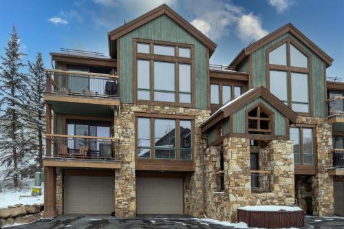 Apartment with Mountain View image 1