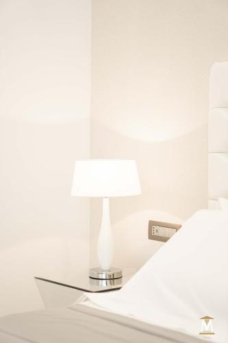 Deluxe King Room image 9