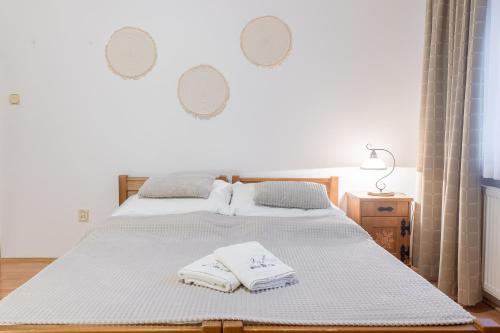 3 twin beds