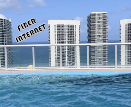 Iconic View - Family 2BR Suite - Hotel - Fiber Internet in Hallandale Beach, USA