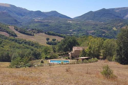  Luxury Villa with Pool, Stunning Location in San Ginesio