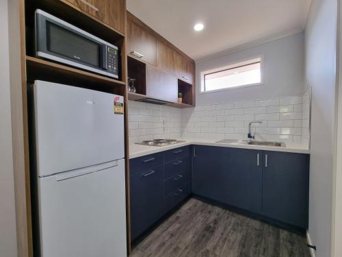 Kitchen, Antonio Mews Motel in Mount Taranaki