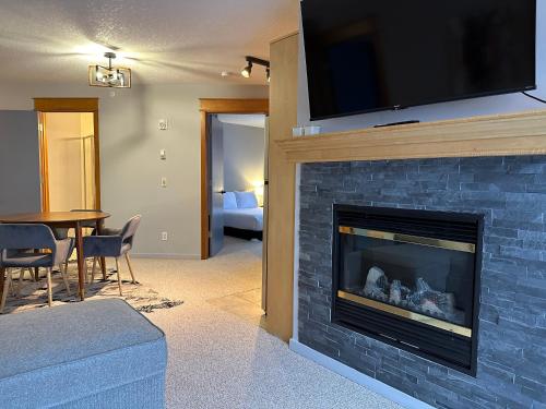 W400 Mountain Surround Top Floor Canmore Vacation