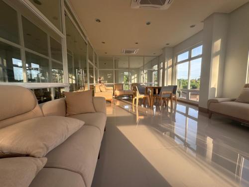2 Bedroom and 1 Bedroom Apartments with Private Pool and Gym - 공용 라운지/TV 시청 구역
