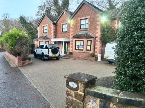 Huge Mansion w/ Hot Tub, Sauna and more! gîte à louer Liverpool South Parkway Railway Station